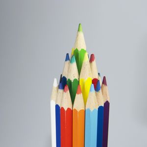 Превью обои цветные карандаши, заточенные, набор