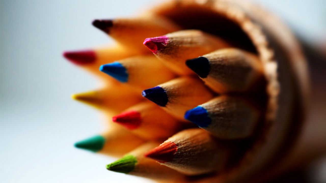 Обои цветные карандаши, заточенные, рисование