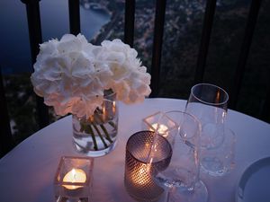 Превью обои цветы, бокалы, свечи, романтика, размытость