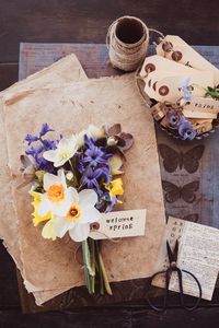 Превью обои цветы, букет, бумага, нитки, весна, надпись, эстетика