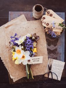 Превью обои цветы, букет, бумага, нитки, весна, надпись, эстетика
