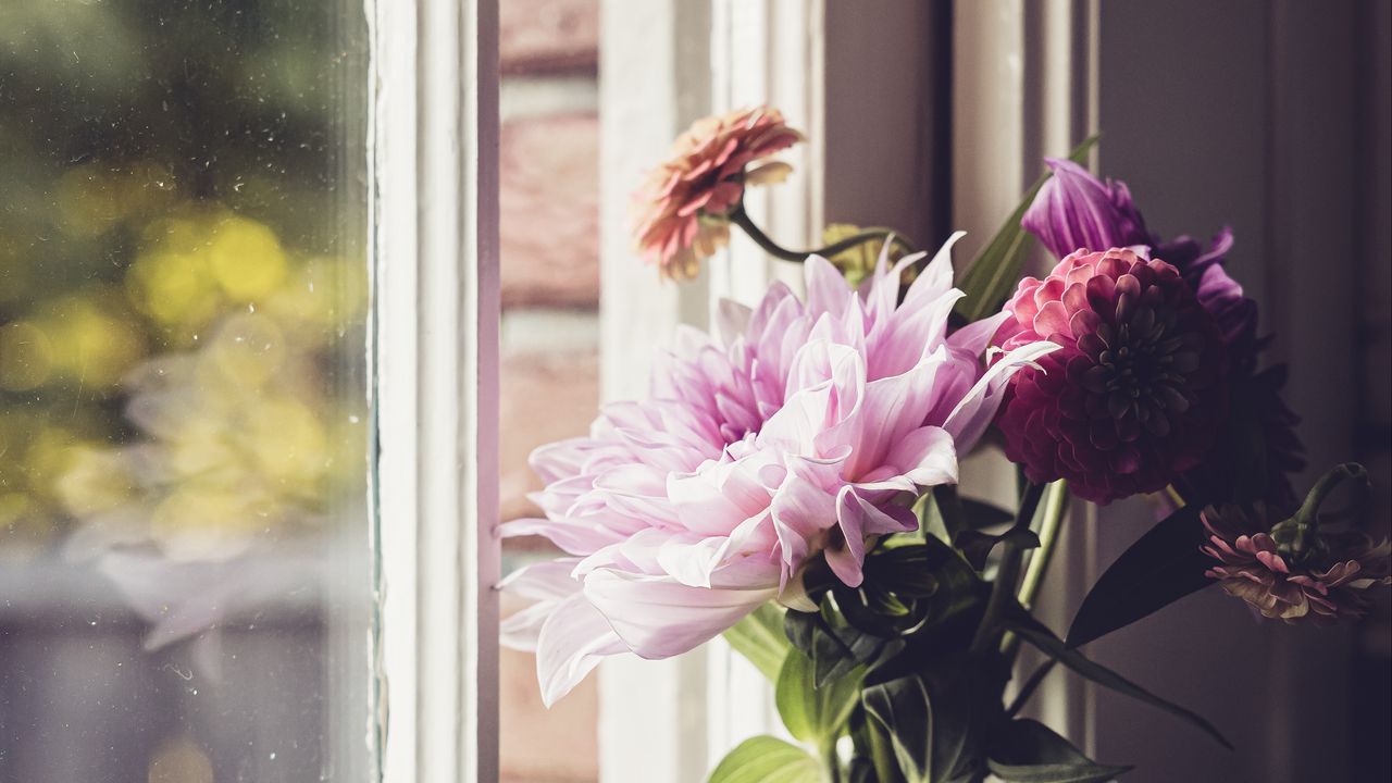 Обои цветы, букет, окно, ваза