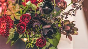 Превью обои цветы, букет, розы, тюльпаны, красный, черный