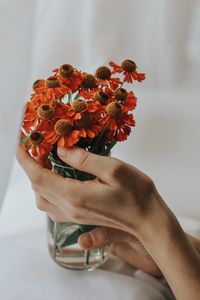 Превью обои цветы, букет, рука, пальцы, ткань