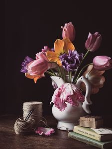Превью обои цветы, букет, ваза, книги, эстетика