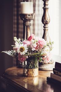 Превью обои цветы, букет, ваза, подсвечник, эстетика