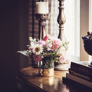 Превью обои цветы, букет, ваза, подсвечник, эстетика