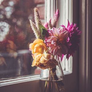 Превью обои цветы, лепестки, букет, ваза, окно