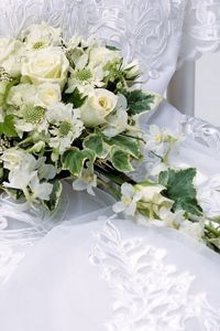 Превью обои цветы, розы, букет, свадебное платье
