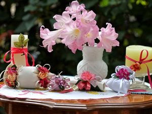 Превью обои цветы, ваза, розы, мешочки, банты, свечи, стол
