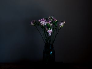 Превью обои цветы, ваза, темный, букет