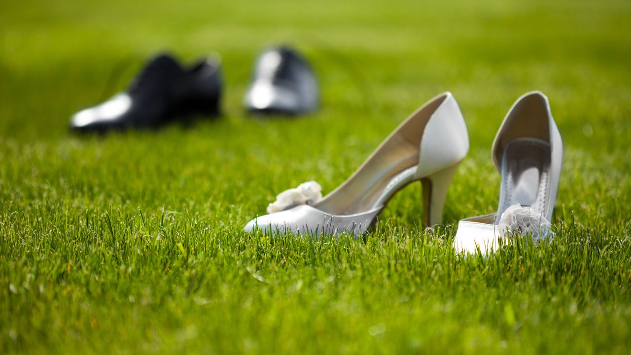 Обои туфли, свадьба, трава