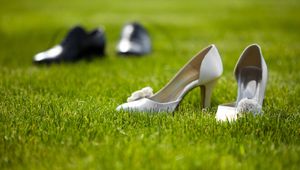 Превью обои туфли, свадьба, трава