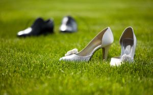 Превью обои туфли, свадьба, трава