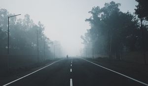 Превью обои туман, дорога, деревья, разметка, горизонт