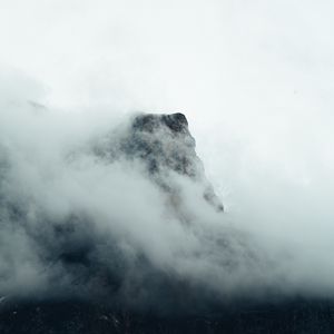 Превью обои туман, горы, вершина, скала