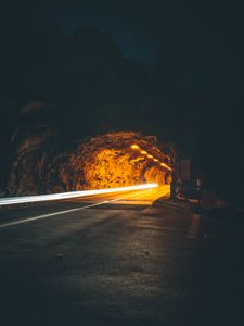 Превью обои туннель, подсветка, движение, темный, скала, длинная выдержка, дорога, ночь
