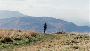 Превью обои турист, горы, туман, тропа, пейзаж