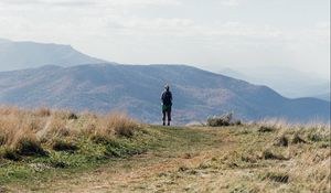 Превью обои турист, горы, туман, тропа, пейзаж