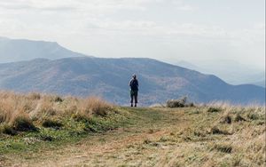 Превью обои турист, горы, туман, тропа, пейзаж