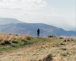 Превью обои турист, горы, туман, тропа, пейзаж