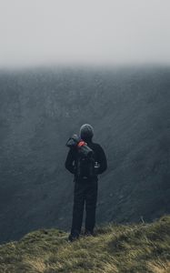 Превью обои турист, путешественник, рюкзак, туман, горы