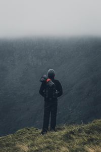 Превью обои турист, путешественник, рюкзак, туман, горы