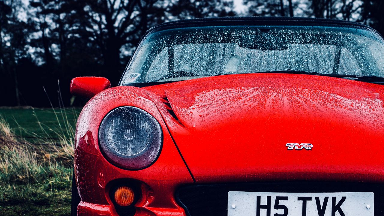 Обои tvr, машина, спорткар, красный, мокрый, вид спереди