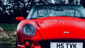 Превью обои tvr, машина, спорткар, красный, мокрый, вид спереди