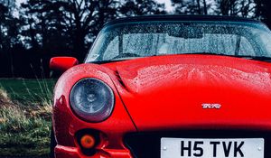 Превью обои tvr, машина, спорткар, красный, мокрый, вид спереди