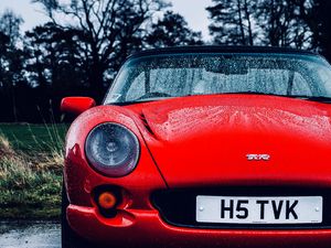 Превью обои tvr, машина, спорткар, красный, мокрый, вид спереди