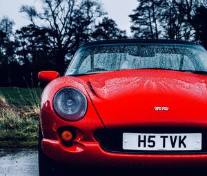 Превью обои tvr, машина, спорткар, красный, мокрый, вид спереди