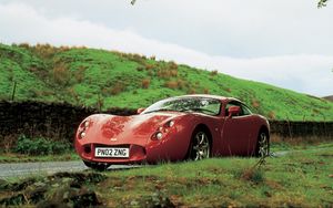 Превью обои tvr t440, красный, вид сбоку, трава