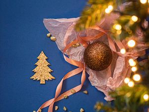 Превью обои украшения, гирлянда, елка, золото, новый год, рождество
