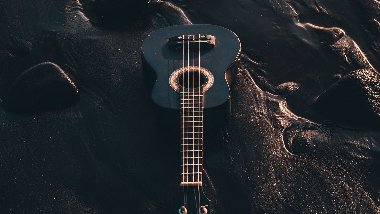 Обои укулеле, гитара, музыкальный инструмент, пляж, черный