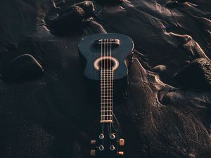 Превью обои укулеле, гитара, музыкальный инструмент, пляж, черный