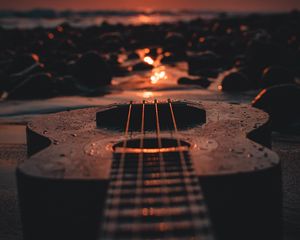 Превью обои укулеле, гитара, закат, пляж, сумерки