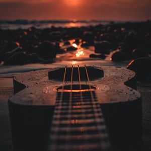 Превью обои укулеле, гитара, закат, пляж, сумерки