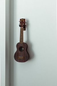 Превью обои укулеле, музыкальный инструмент, струны, стена