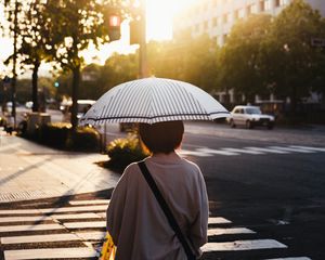 Превью обои улица, человек, зонт, солнце, город
