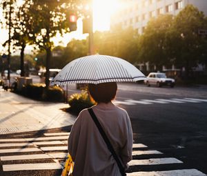 Превью обои улица, человек, зонт, солнце, город