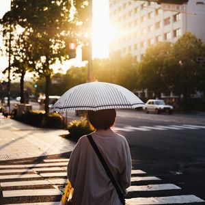 Превью обои улица, человек, зонт, солнце, город