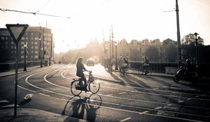 Превью обои улица, дорога, велосипед, люди, свет, солнце, чб