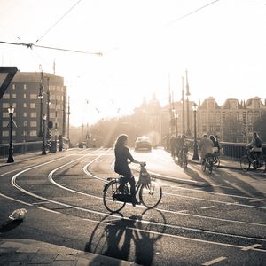 Превью обои улица, дорога, велосипед, люди, свет, солнце, чб