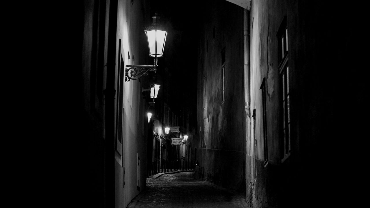 Обои улица, фонари, брусчатка, ночь