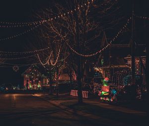 Превью обои улица, гирлянды, украшения, новый год, рождество, темный