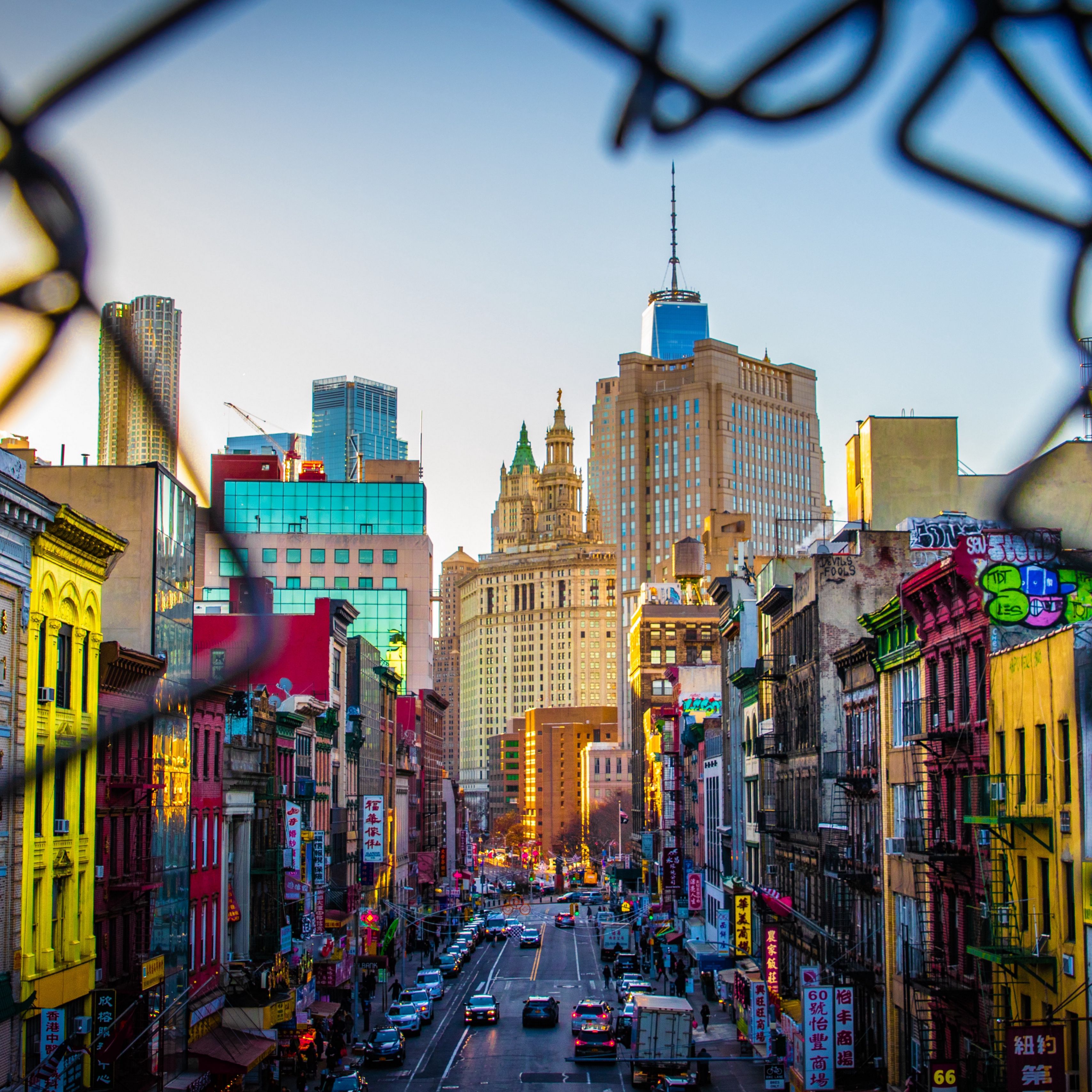 Colorful city. Яркий город. Обои улицы города. Город в цвете. Разноцветная архитектура.