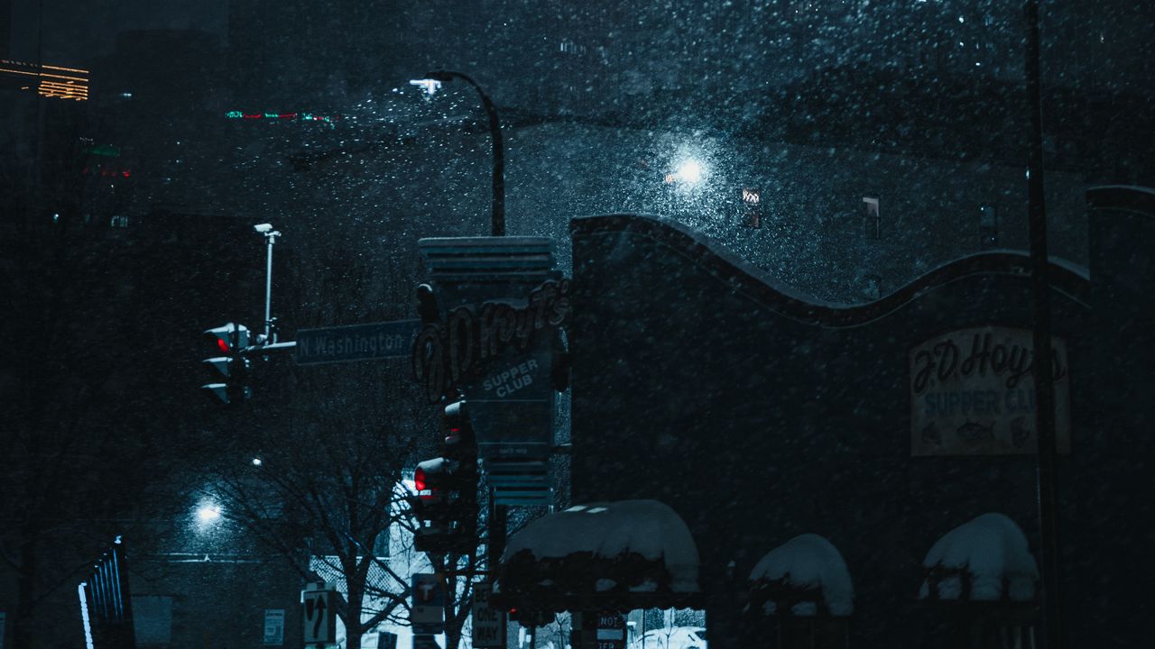 Обои улица, город, ночь, снег, здания, фонари