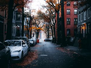 Превью обои улица, город, осень, автомобили, деревья