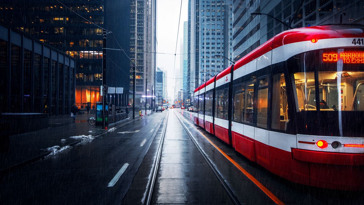 Обои улица, город, трамвай, здания, дождь